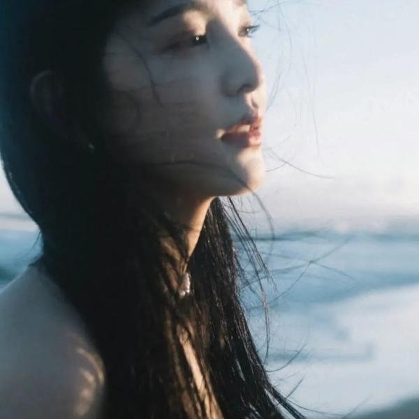 三个带面纱的女子